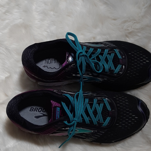 Brooks Shoes - Women's Brooks Ghosts Sneakers sz 9.5